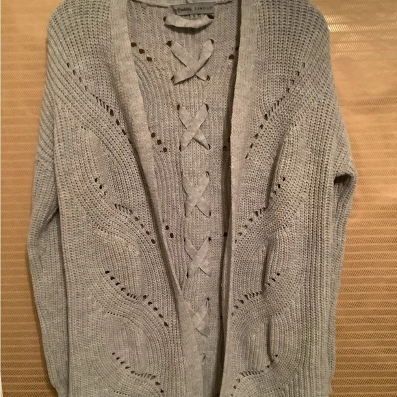ABSOLUTELY FAMOUS~ GRAY SWEATER TOPPER~SM+ - Picture 4 of 5